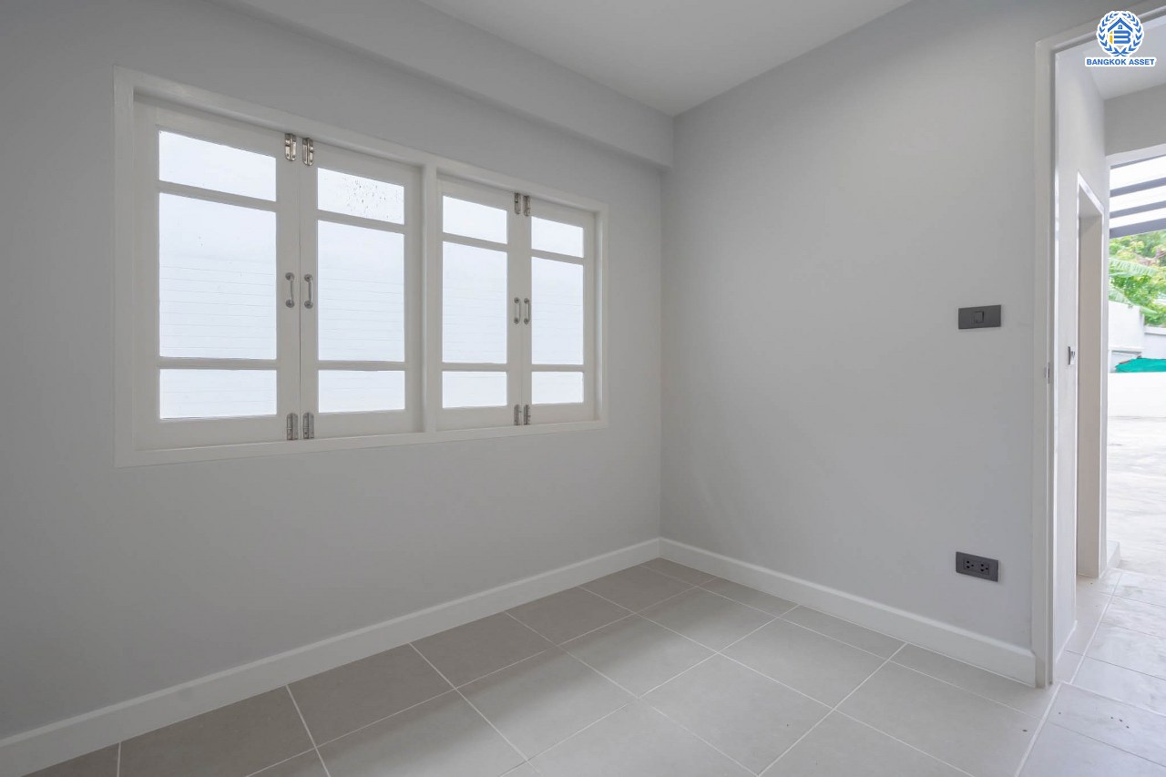 บ้านมือสองตกแต่งใหม่ ม.ศุภาลัย ออร์คิดปาร์ค1 บางแค ดีไซน์หรูหรา เนื้อที่ 117.7 ตร.ว. ฟังก์ชัน 4 ห้องนอน 4 ห้องน้ำ 1 ห้องแม่บ้าน จอดรถได้ 4 คัน บนทำเลเดินทางสะดวก เชื่อมต่อหลายเส้นทาง ใกล้เดอะมอลล์บางแค ทางด่วน "กาญจนาภิเษก" และรถไฟฟ้าสายสีน้ำเงิน "สถานีภาษีเจริญ"